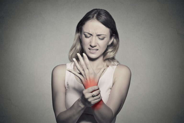 A Beautiful Woman Have wrist Pain