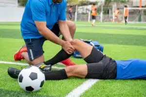 athlete injured in the lawn during the race
